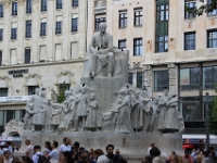 På Vörösmarty tér (Vörösmarty torv) findes denne statue af poeten Mihály Vörösmarty. Statuen er lavet af  Eduard Telcs og Ede Kallós.