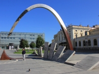 Fang  ved Ryszard Kukliński's skulpturen. Ryszard Kuklińsk er en meget  kontroversiel person i Polen. Han var oberst i den polske folkehær og gav USA en masse informationer under den kolde krig.