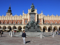 Fang foran Adam Mickiewicz monumentet, Kraków. Adam Mickiewicz var den største polske romantiske poet i det 19 århundrede.