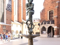 Rzeźba Żaka fontænen. Figuren, der pryder springvandet, er en kopi af en af ​​figurerne på alteret i St Mary's kirken.