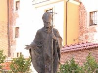 Statue af Pave John Paul II  (Karol Józef Wojtyła) (18 May 1920 – 2 April 2005) der som hans rigtige navn antyder var polak. Han var pave i perioden 1978-2005.