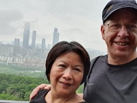 Selfie og hendes mand med Nannings skyline i baggrunden