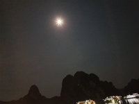 Månen skinnede over Halong Bay