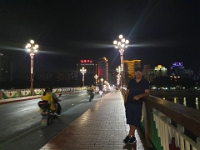 Henning på Gongye broen