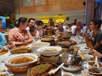 En masse mad og Lan's famile