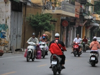 Man kan transporterer mange ting på en knallert - Hanoi