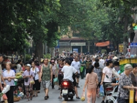 Der var et par mennesker på gaden ved siden af Hoàn Kiếm søen