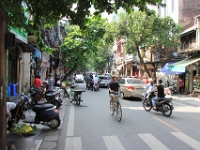 Smalle gade med en masse trafik - den gamle bydel i Hanoi