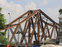 En gammle jernbro som går over den Røde flod.