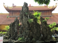 En flot sten med udsmykning ved Tran Quoc pagoden.