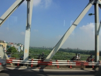 På vejen med busen til Halong Bay med  Long Biên broen over den Røde flod i baggrunden.