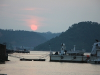 Solnedgang over havnen Fangchenggang
