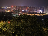 Udsigten udover Fangchenggang set fra toppen af Xianrenshan parken