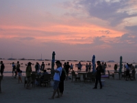 Solnedgang over stranden i Beihai