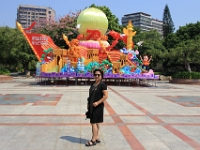 Fang foran skulpturen lavet for 70 års dagen for folkereplublikken i Zhongshan parken