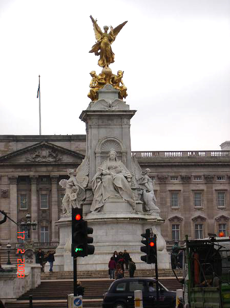 DSC02928.JPG - Queen Victoria Memorial  foran Buckingham Palace