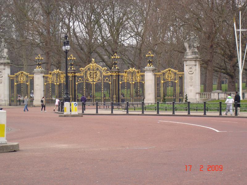 DSC02929.JPG - Porten ind til Buckingham Palace