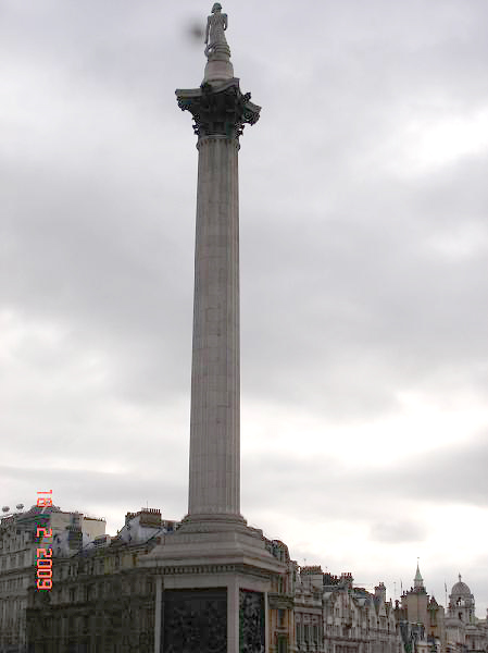 DSC02943.JPG - Han er godt nok sat op på en piedestal ham Lord Nelson (Søjlen er 51 meter høj svarende til højden på hans flagskib HMS Victory fra køl til mastertop)