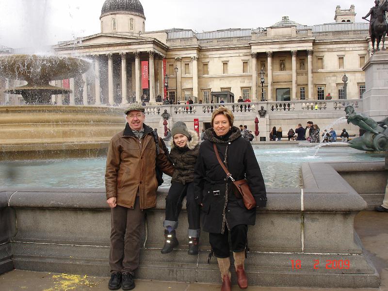DSC02948.JPG - Familien Thomsen på Trafalger Square med National galleriet i baggrunden