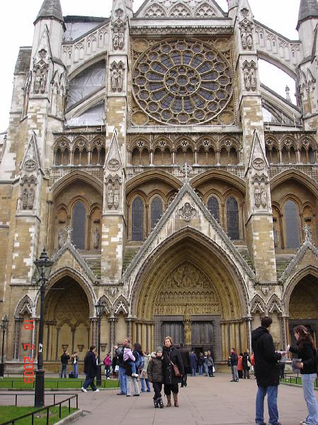 DSC02970.JPG - Thomas og Irina foran Westminster Abbey - Domkirken  hvor de kongelige er blevet kronet siden 1066.