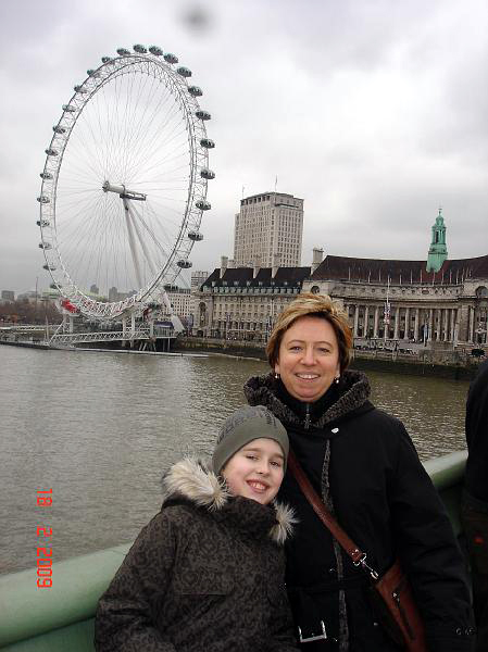 DSC02974.JPG - Fruen og barnet på Westminster Bridge med London Eye i baggrunden