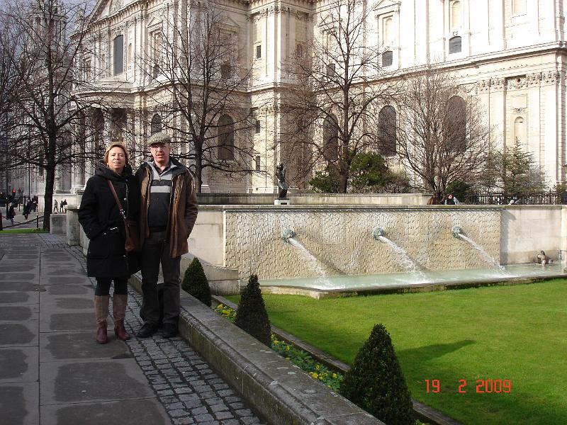 DSC02991.JPG - Thomas's forældre foran St Paul Cathedralen