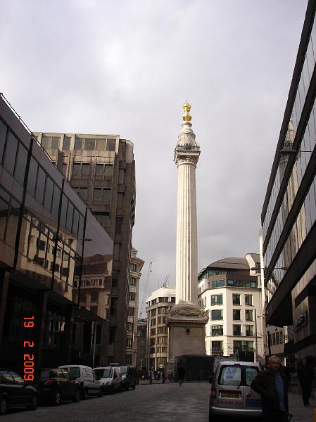 DSC02996.JPG - The Monument (Monumentet for den store brand i London 1666). Monumentet er næsten 62 meter høj med en udsigtplatform på toppen,