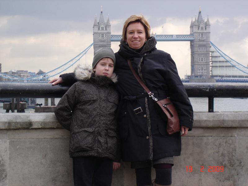 DSC02998.JPG - Fruen og sønnen med Tower Bridge i baggrunden