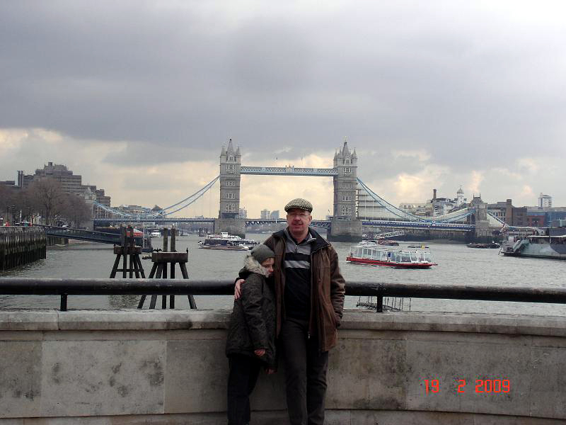 DSC02999.JPG - Drengene med Themsen og Tower Bridge i baggrunden