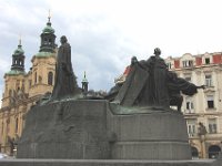 Jan Hus Memorial med St. Nicholas kirken i baggrunden - Prag