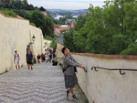 En koket dame på vej op mod slottet i Prag.