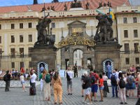Hovedindgangen til slottet i Prag med giganter som brydes.