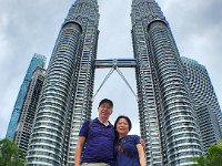 Det smukke par foran Petronas Twin Towers