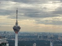 Kuala Lumpur Tower som er et telekommunikation tårn med en roterende restaurant 335 meter oppe.
