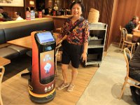 Robotten som viste os vores bord da vi spiste i restauranten i Marina Bay Sands indkøbscenter