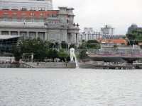 Den ikoniske 8.6 meter høje Merlion statue set fra Marina Bay