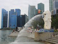Merlions fiskelignende krop symboliserer Singapores oprindelse som en fiskerby, kendt som Temasek – et navn, der kommer fra ordet tasek ('sø' på malaysisk). Statuens hoved repræsenterer byens oprindelige navn Singapura (løveby på sanskrit).