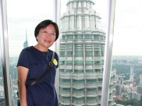 Toppen af et af Petronas Twin Towers og toppen af smukke koner.