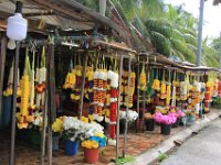 Masser af  malla’er (blomsterkranse) foran templet l Batu Caves. Kransene anvendes til offergave.