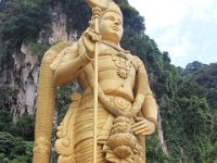 Murugan som er krigsguden og søn af Parvati og Shiva. Statuen er 42 meter høj og blev opstillet i 2006.