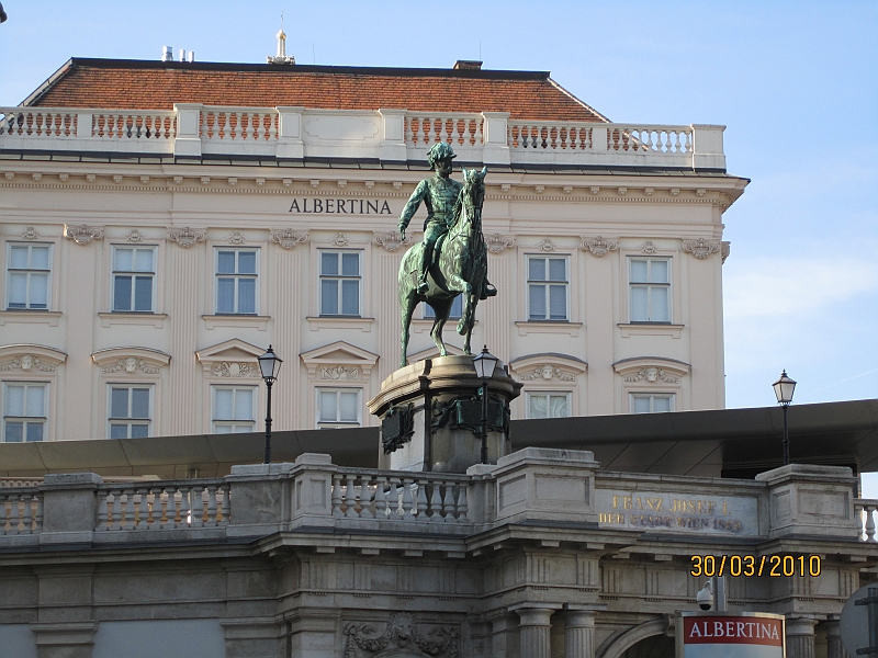 IMG_0046.JPG - Statue af Ærkehertug Albert,  Hertug af Teschen udenfor "Palais Albertina" (udført af Caspar von Zumbusch)