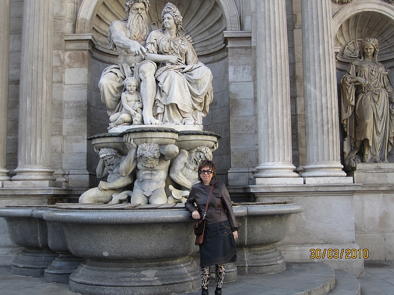 IMG_0047.JPG - Irina foran Albertina museet der er en en del af Hofburg paladset
