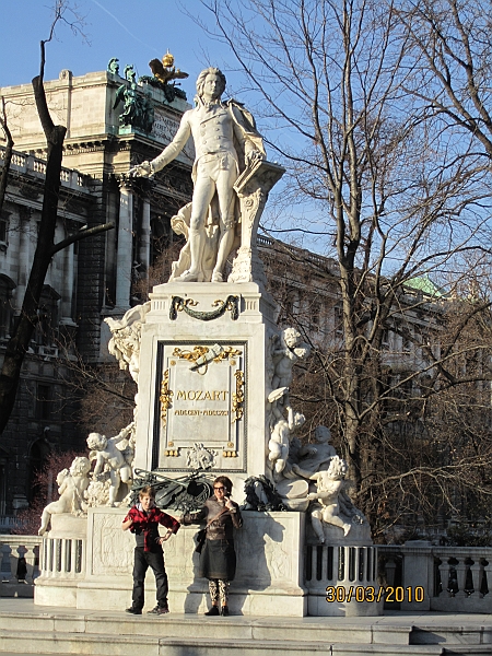 IMG_0054.JPG - Thomas og Irina igang med en wiener vals foran statuen af Wolfgang Amadeus Mozart i Burggarten (Viktor Tilgner1892)