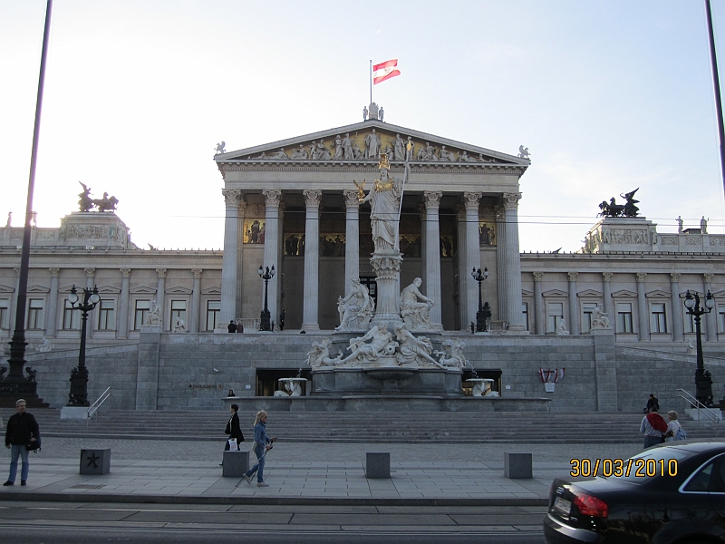 IMG_0058.JPG - Det østrigske parlament med dens opkørselsramper. (Parlamentet er tegnet af den danske arkitekt Theophil Hansen og bygget i årerne 1873-1883)