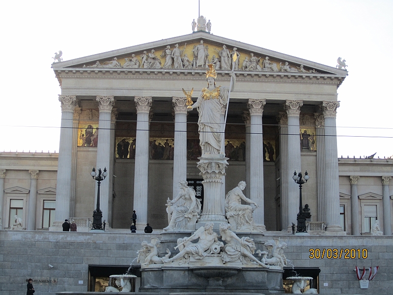 IMG_0059.JPG - Pallas-Athene-brønden der står foran parlamentet. For hendes fødder ses to grupper flodguder foran skikkelser der symboliserer Inn og Donau, bagved Elben og Moldau.
