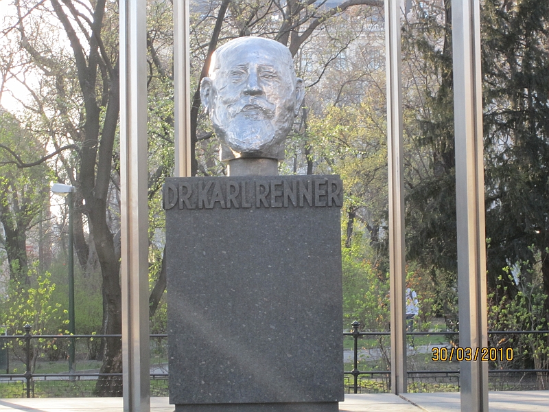 IMG_0060.JPG - Karl Renner (1870-1950) var østrigsk jurist, retssociolog og politiker. Han var statskansler fra 1918 til 1920 og igen i 1945. I december 1945 valgtes han til det genoprettede Østrigs første forbundspræsident, hvilken post han beklædte til sin død